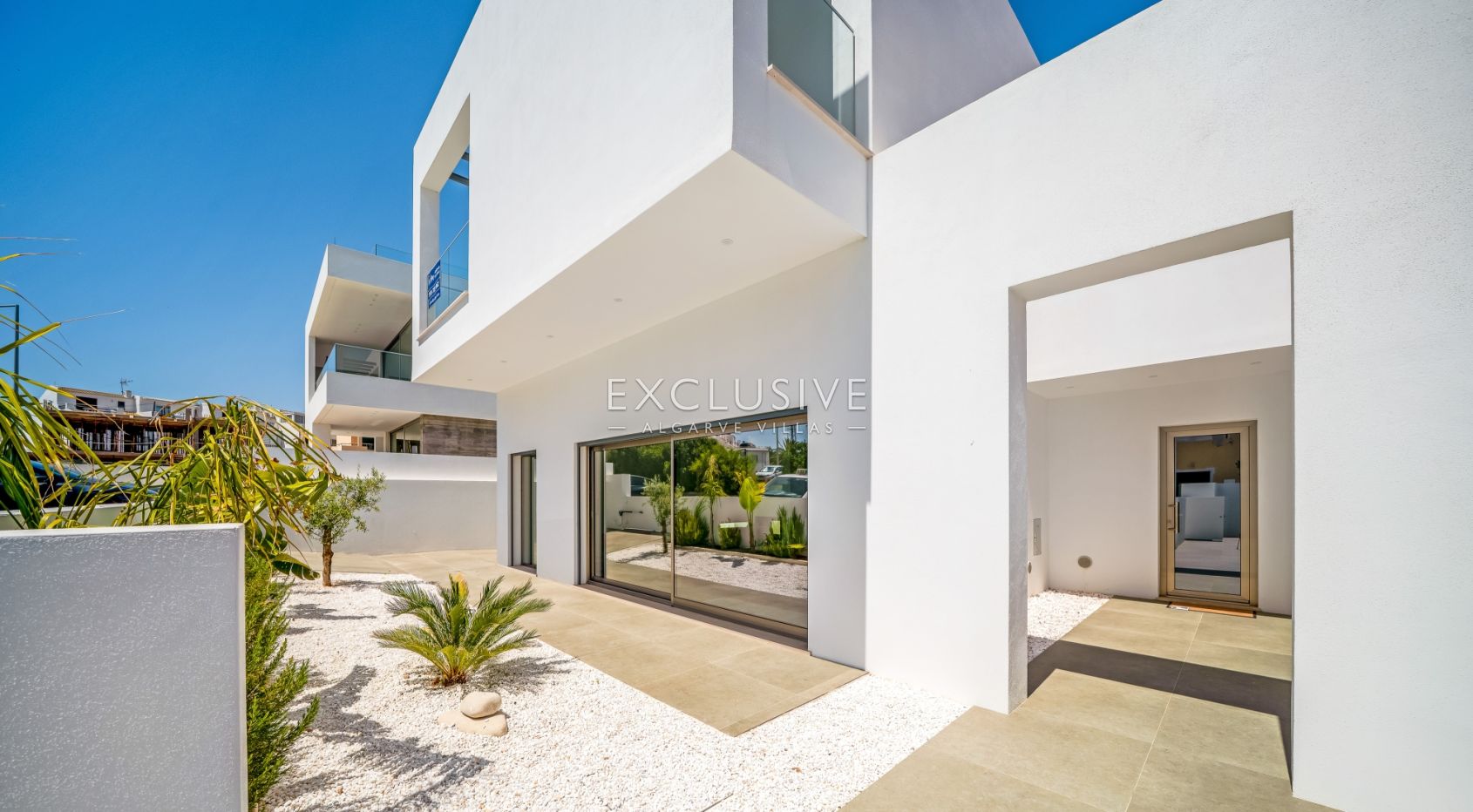 Moderne, brandneue Villa mit 4 Schlafzimmern in Lagos, 1,5 km vom Strand von Porto de M