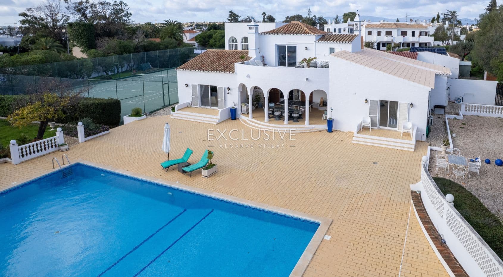 : Luxuriöse Villa mit Meerblick in Carvoeiro – 6 Schlafzimmer, Pool und Tennisplatz-1