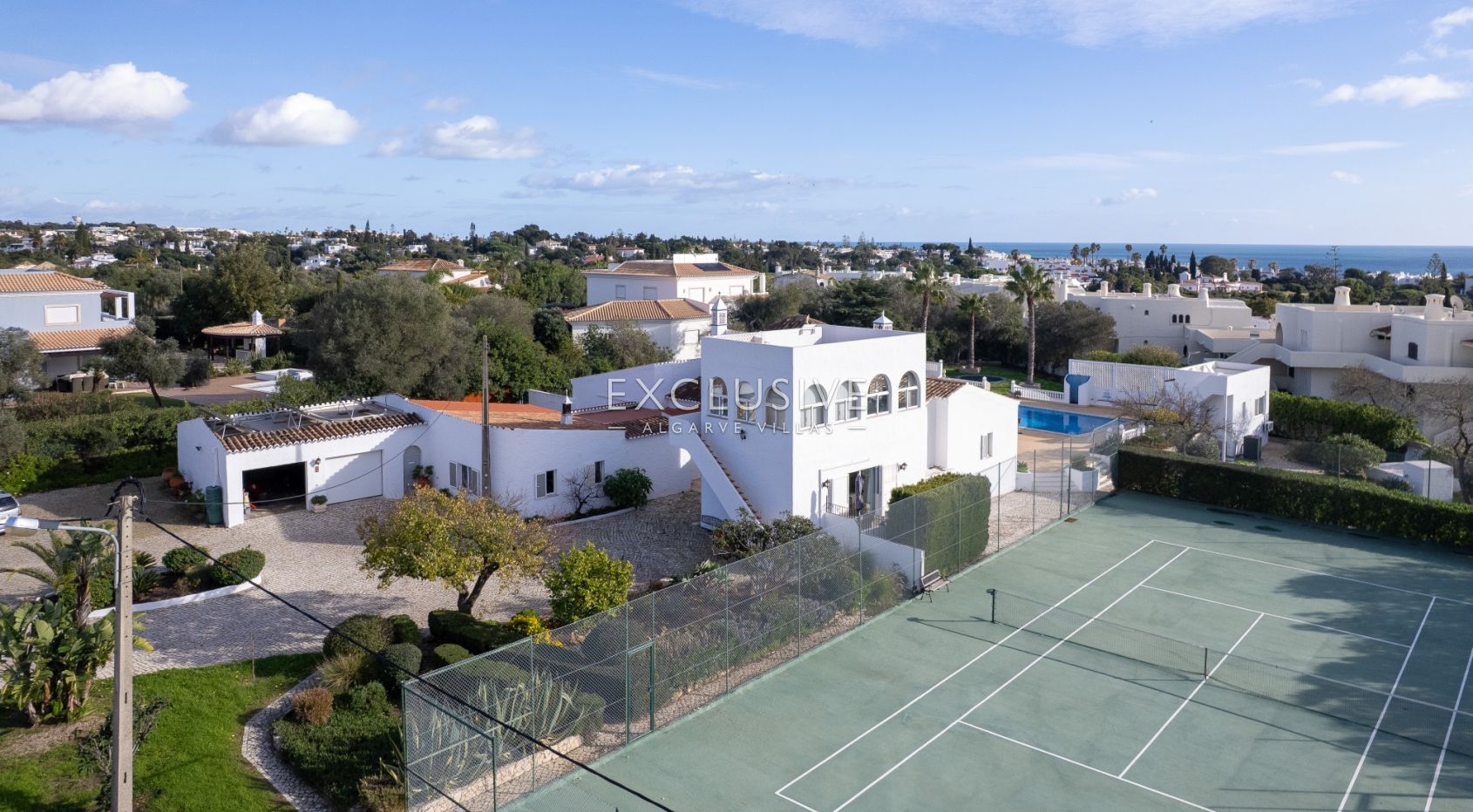 : Luxuriöse Villa mit Meerblick in Carvoeiro – 6 Schlafzimmer, Pool und Tennisplatz