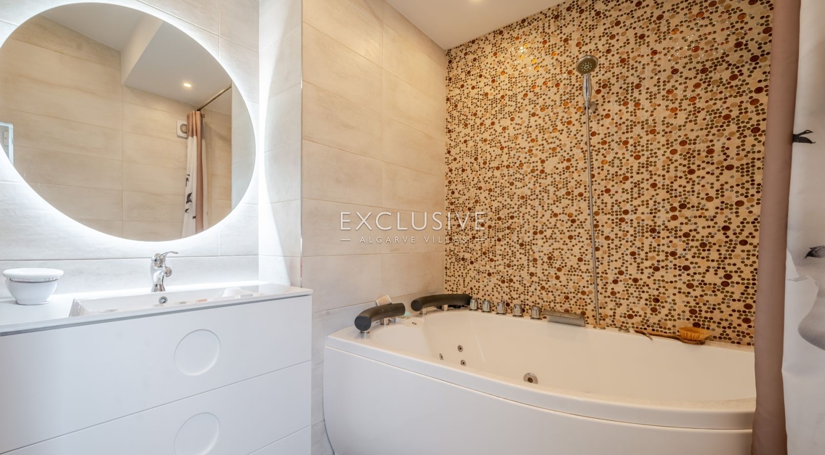 : Luxuriöse Villa mit Meerblick in Carvoeiro – 6 Schlafzimmer, Pool und Tennisplatz