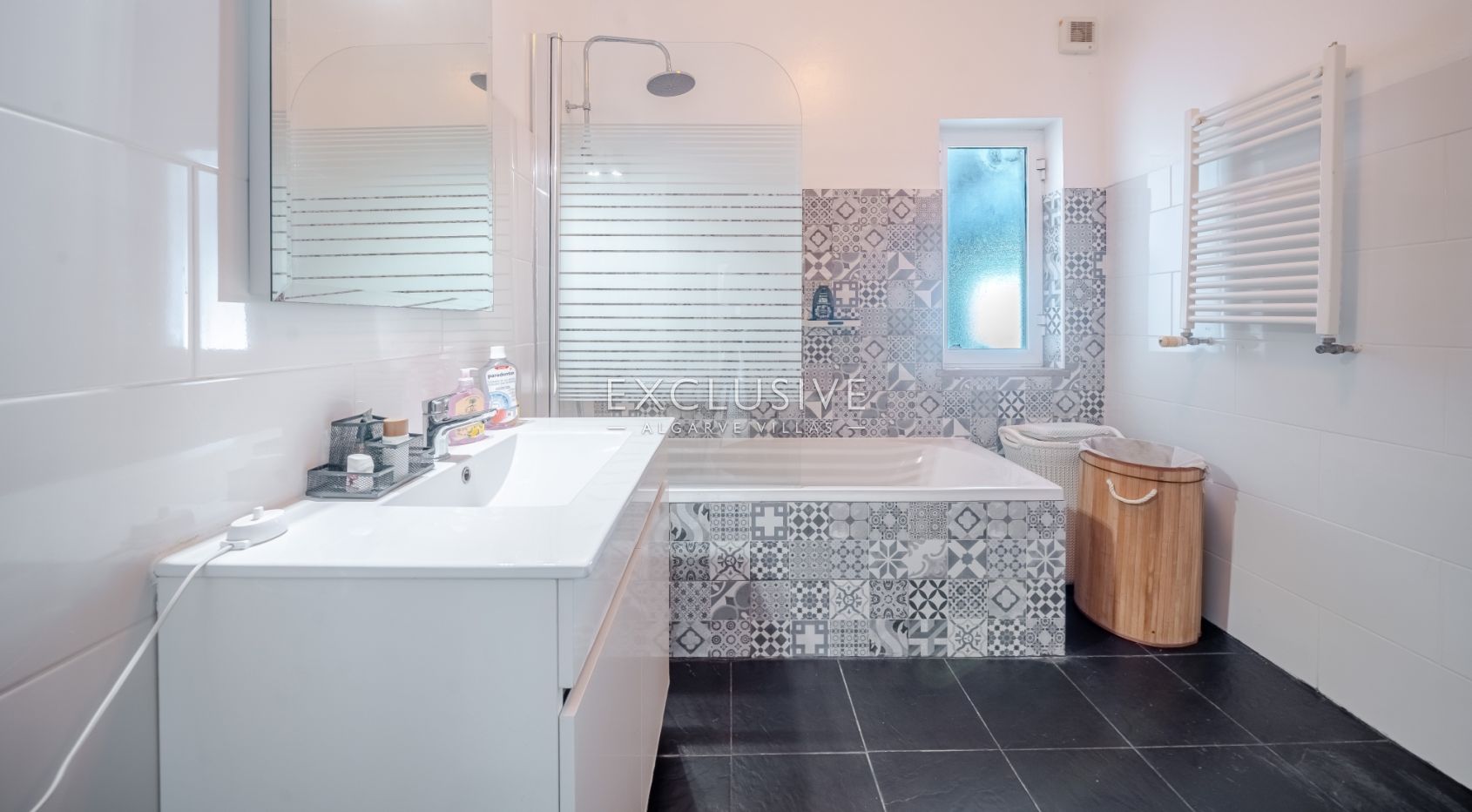 : Luxuriöse Villa mit Meerblick in Carvoeiro – 6 Schlafzimmer, Pool und Tennisplatz