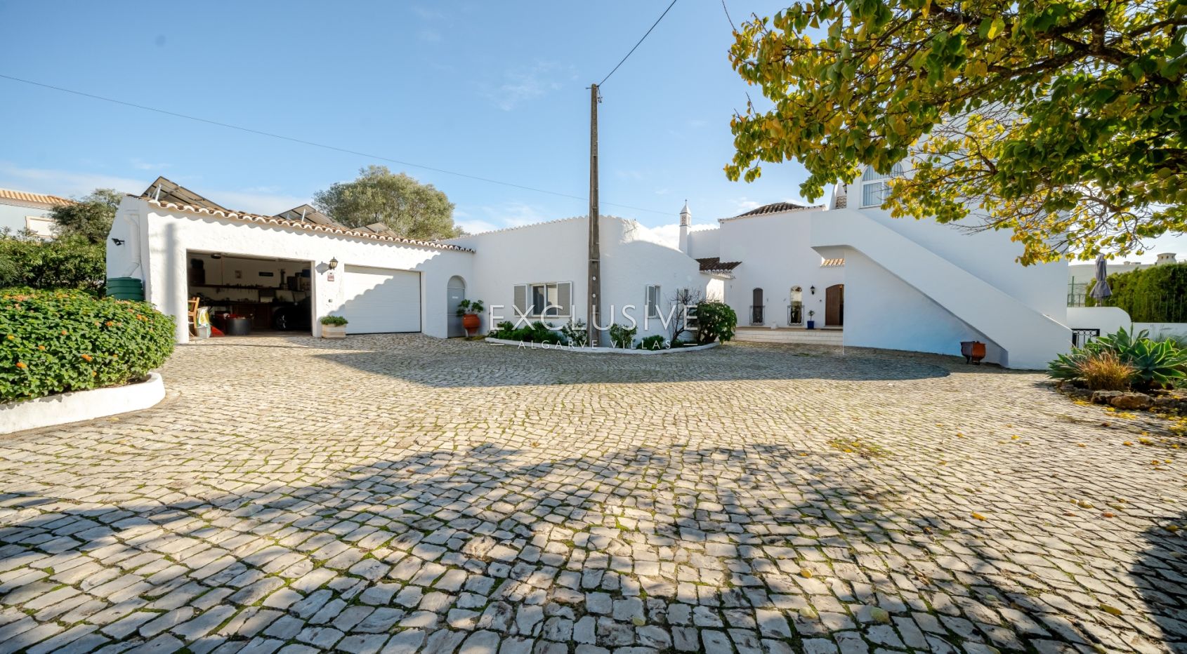 : Luxuriöse Villa mit Meerblick in Carvoeiro – 6 Schlafzimmer, Pool und Tennisplatz