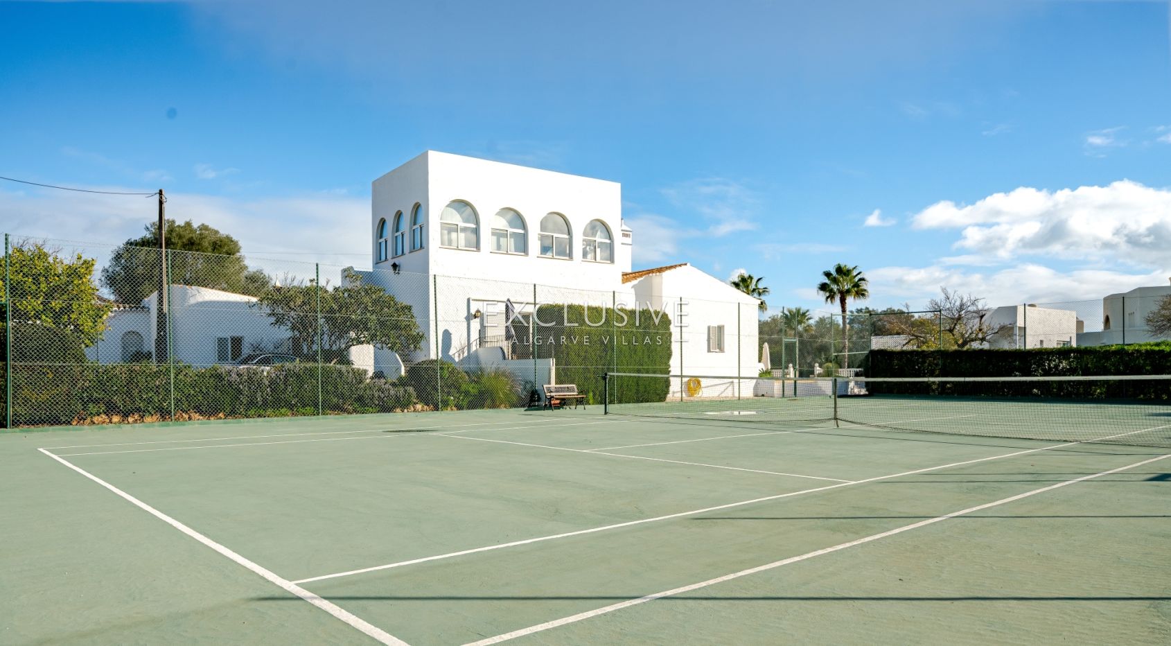 : Luxuriöse Villa mit Meerblick in Carvoeiro – 6 Schlafzimmer, Pool und Tennisplatz