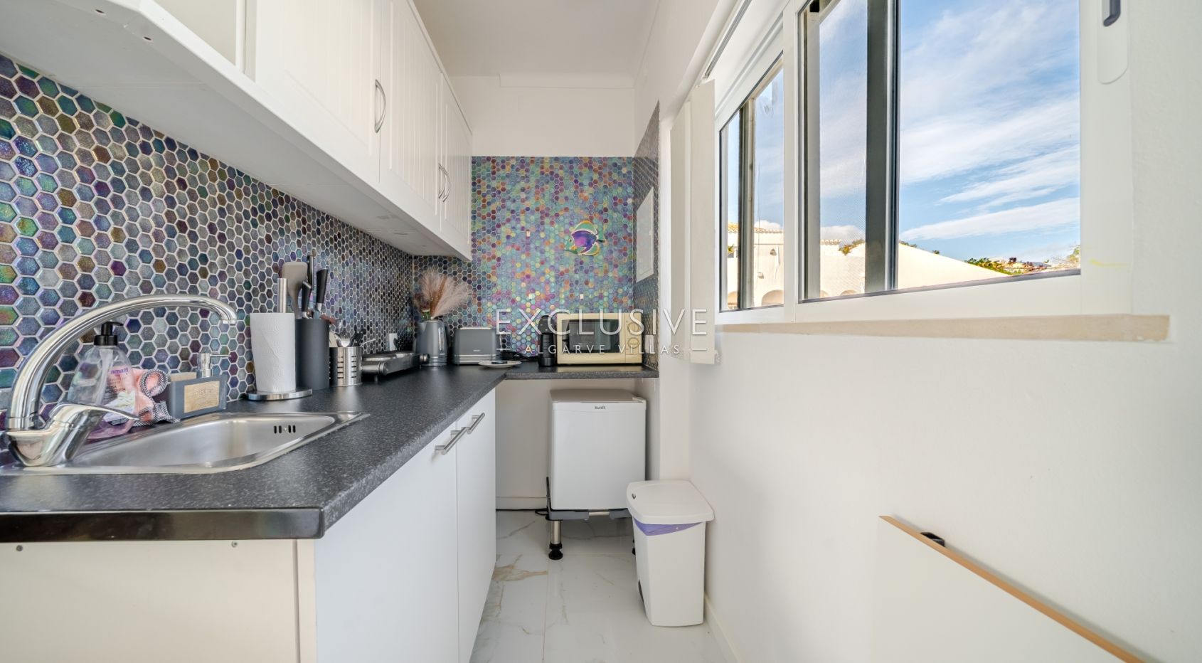 : Luxuriöse Villa mit Meerblick in Carvoeiro – 6 Schlafzimmer, Pool und Tennisplatz