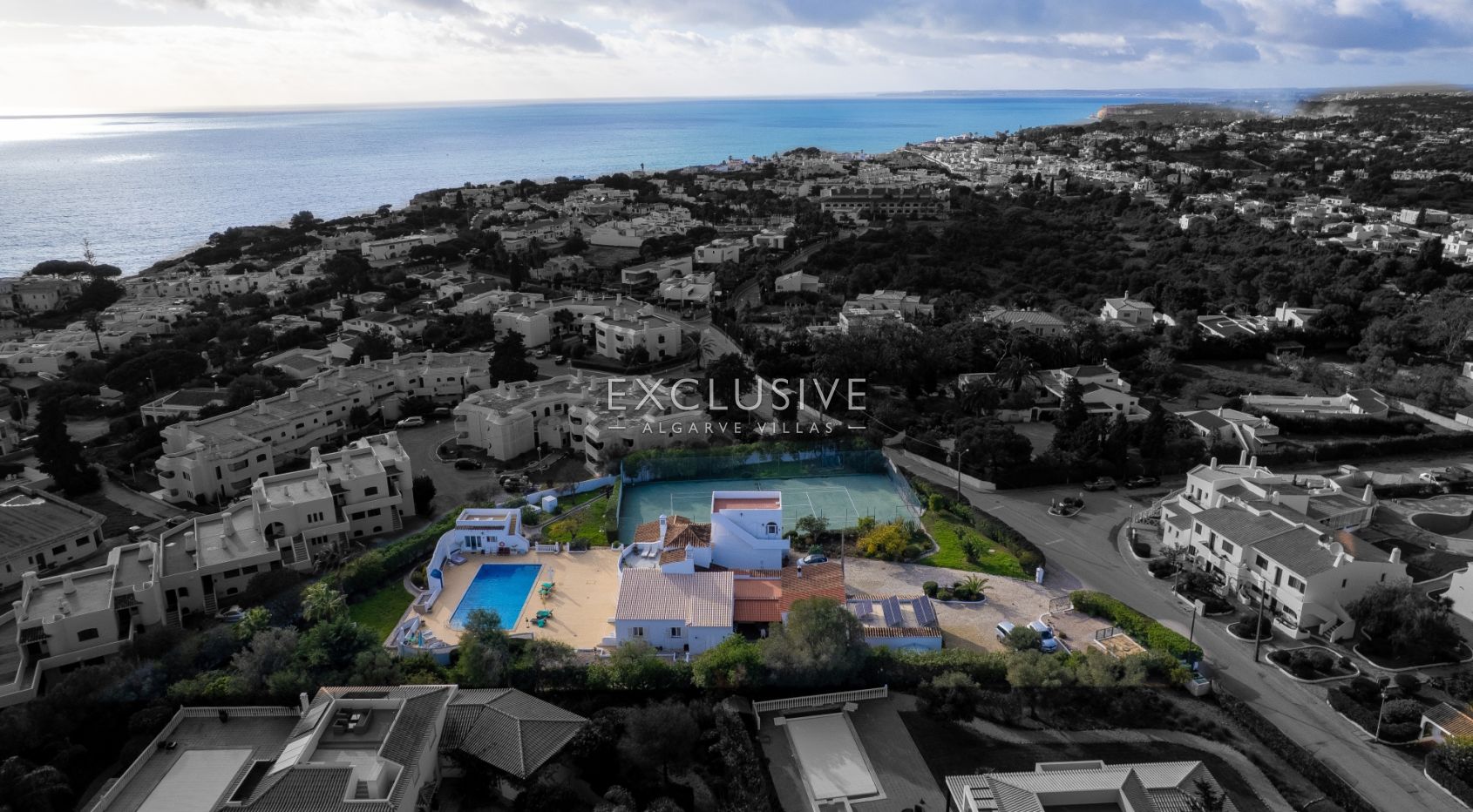 : Luxuriöse Villa mit Meerblick in Carvoeiro – 6 Schlafzimmer, Pool und Tennisplatz