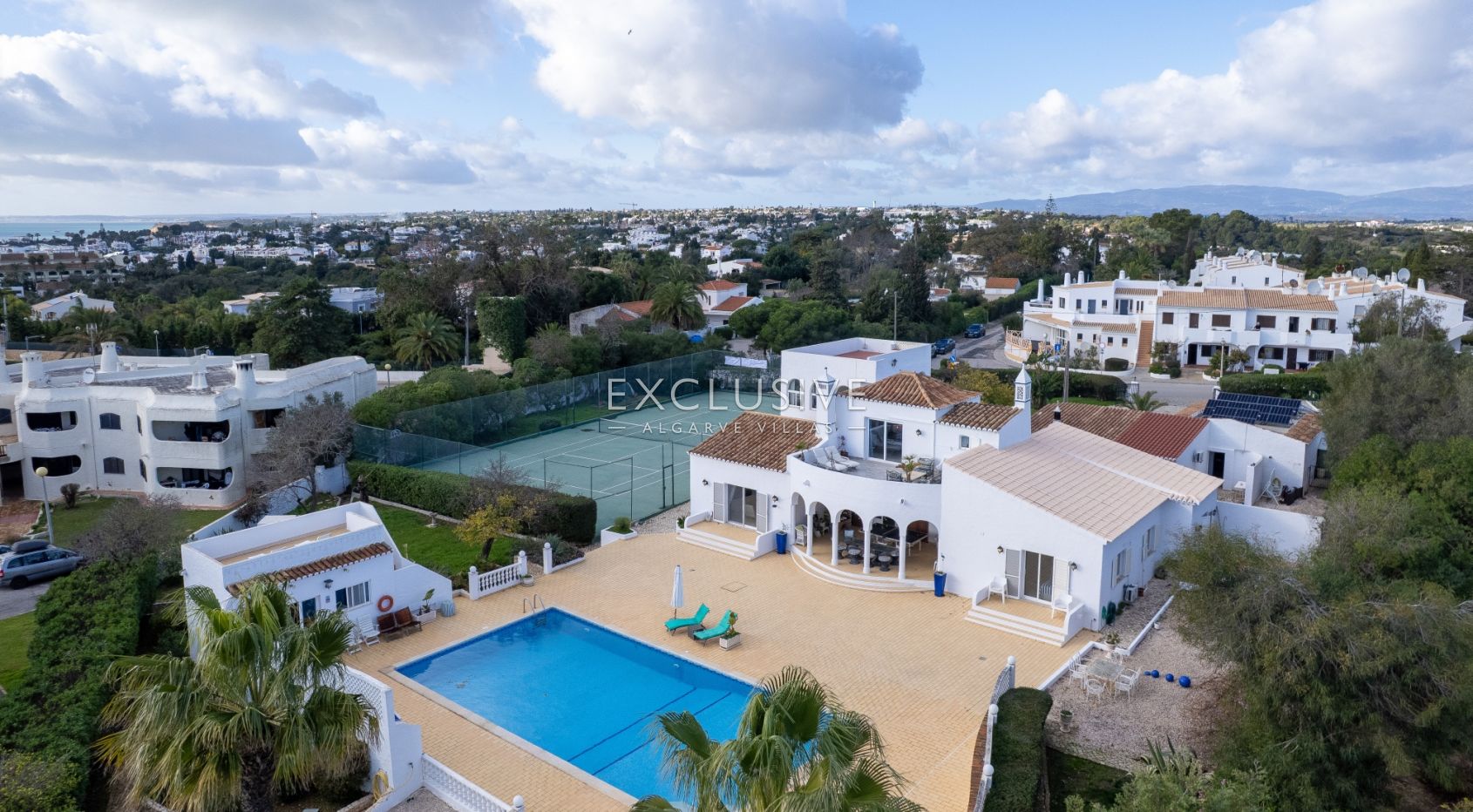 : Luxuriöse Villa mit Meerblick in Carvoeiro – 6 Schlafzimmer, Pool und Tennisplatz