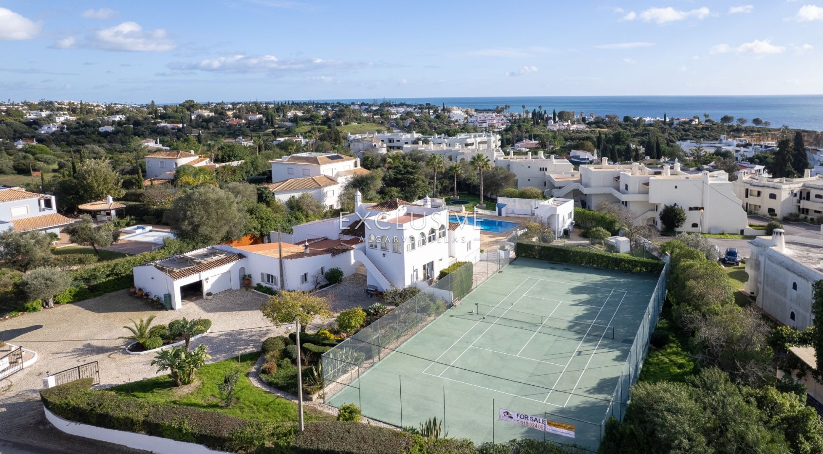 : Luxuriöse Villa mit Meerblick in Carvoeiro – 6 Schlafzimmer, Pool und Tennisplatz