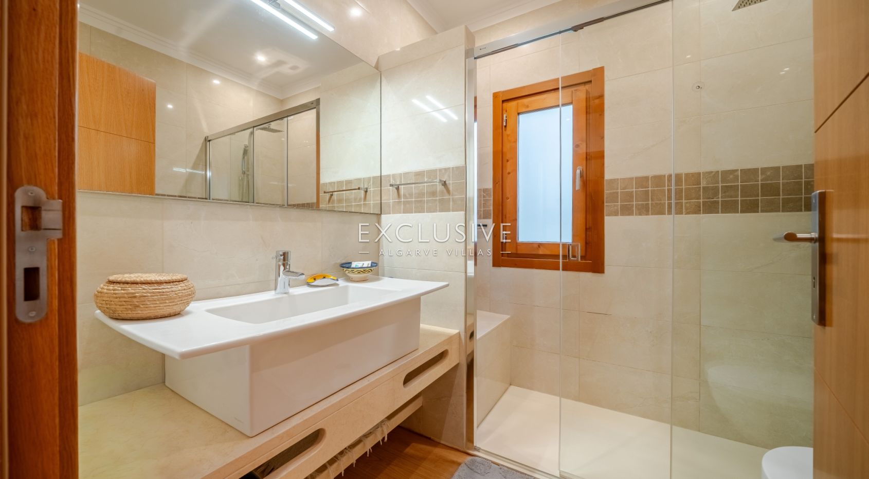 Luxuriöse Villa mit 5 Schlafzimmern und Meerblick in der Nähe von Santa Barbara de Nexe