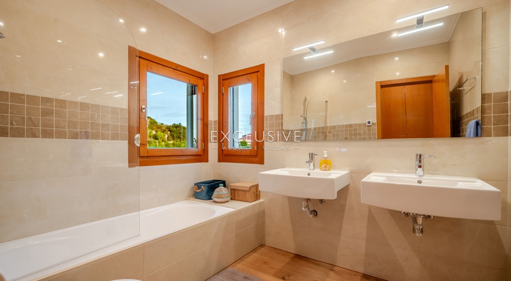 Luxuriöse Villa mit 5 Schlafzimmern und Meerblick in der Nähe von Santa Barbara de Nexe