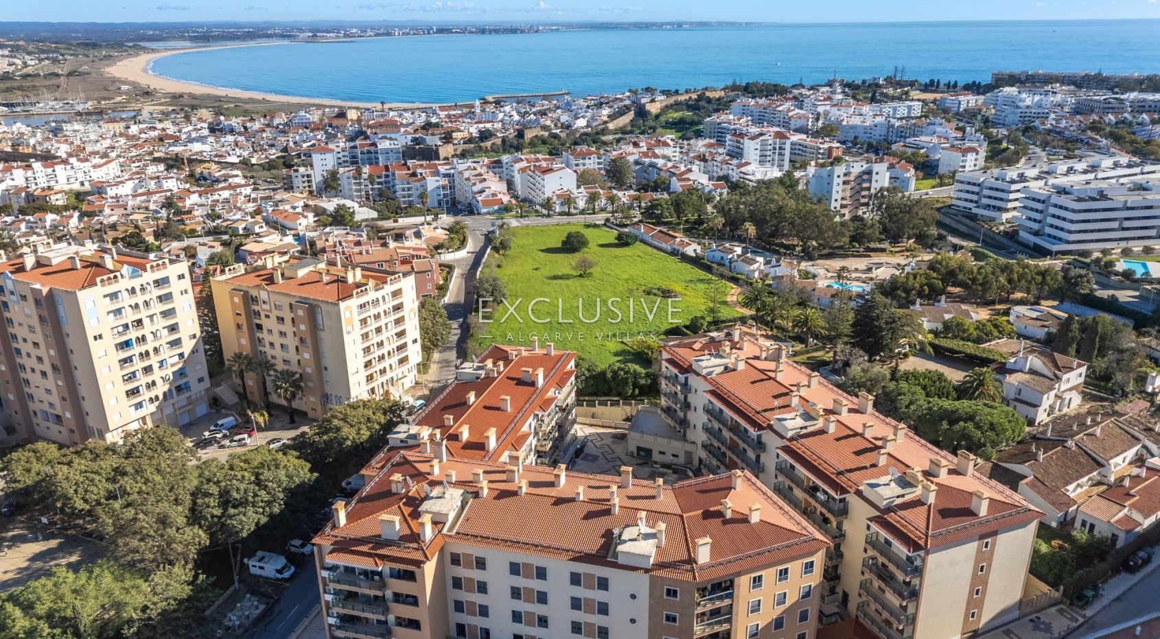 Großzügige Zwei-Zimmer-Wohnung in privater Wohnanlage in Lagos