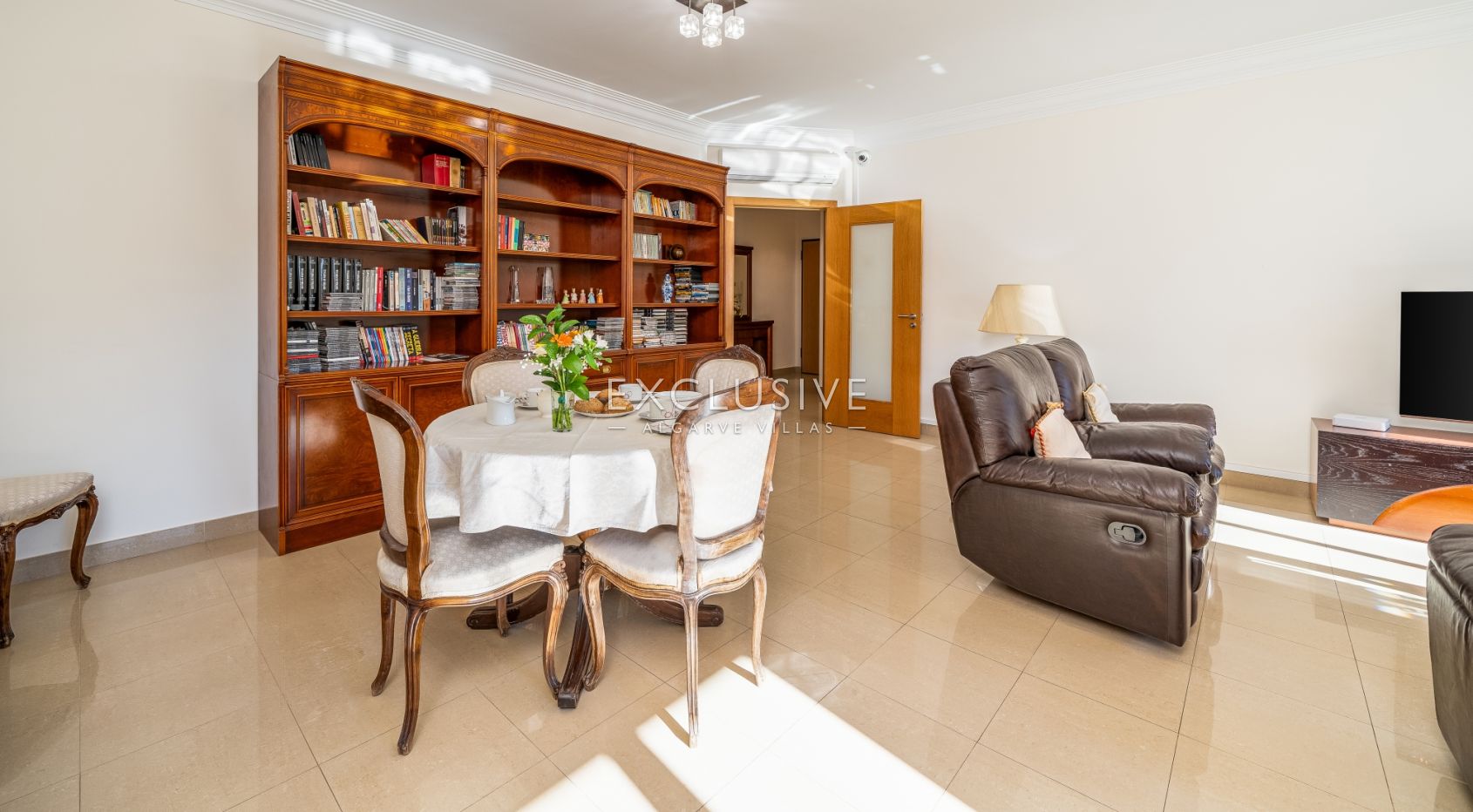 Großzügige Zwei-Zimmer-Wohnung in privater Wohnanlage in Lagos
