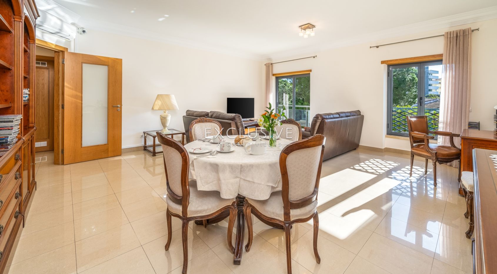 Großzügige Zwei-Zimmer-Wohnung in privater Wohnanlage in Lagos
