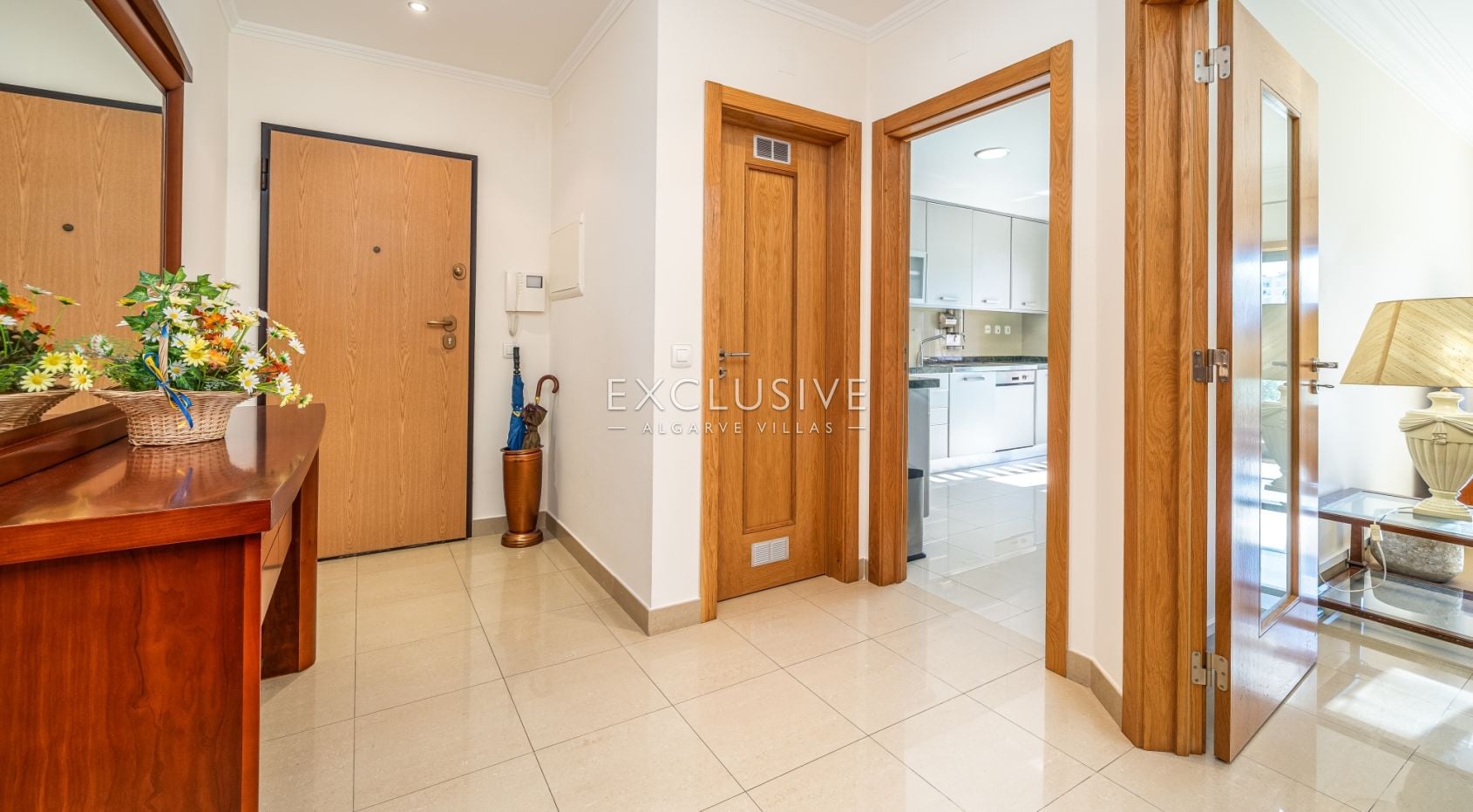 Großzügige Zwei-Zimmer-Wohnung in privater Wohnanlage in Lagos