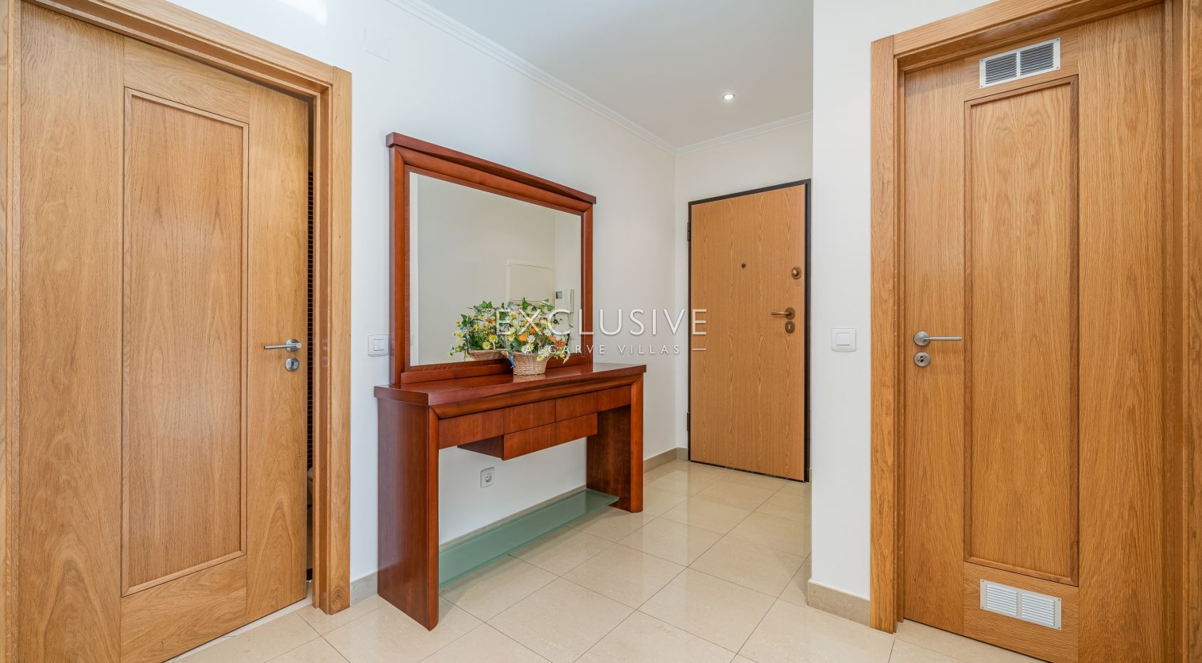 Großzügige Zwei-Zimmer-Wohnung in privater Wohnanlage in Lagos