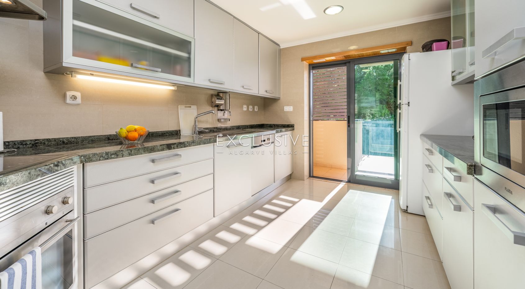 Großzügige Zwei-Zimmer-Wohnung in privater Wohnanlage in Lagos