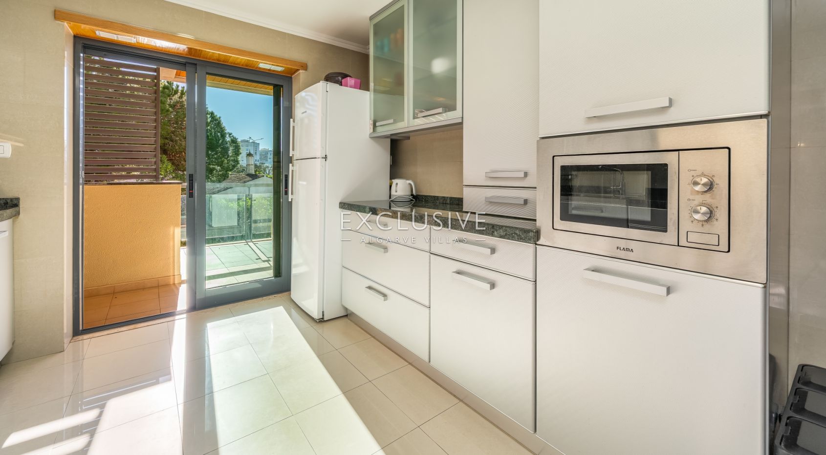 Großzügige Zwei-Zimmer-Wohnung in privater Wohnanlage in Lagos