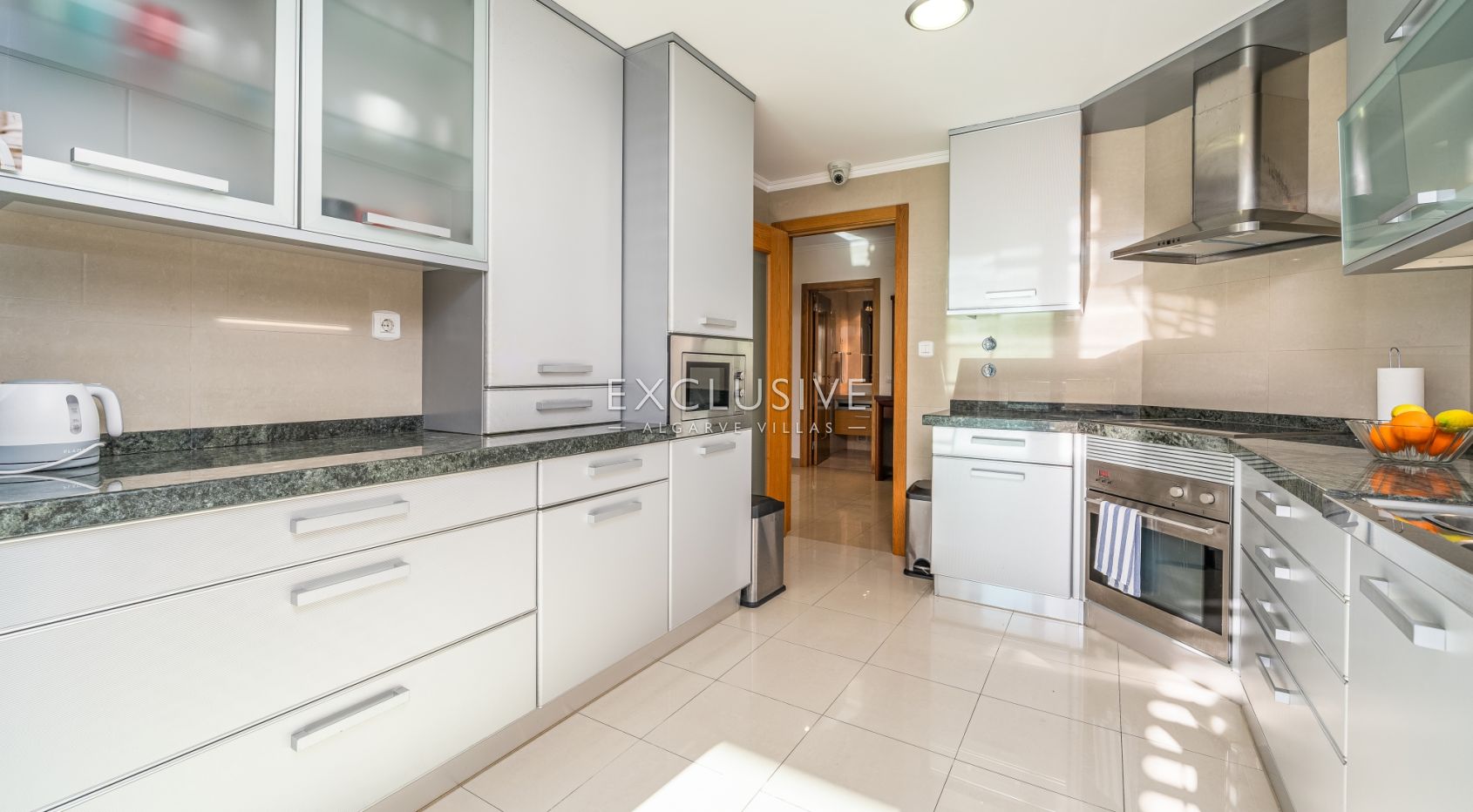 Großzügige Zwei-Zimmer-Wohnung in privater Wohnanlage in Lagos
