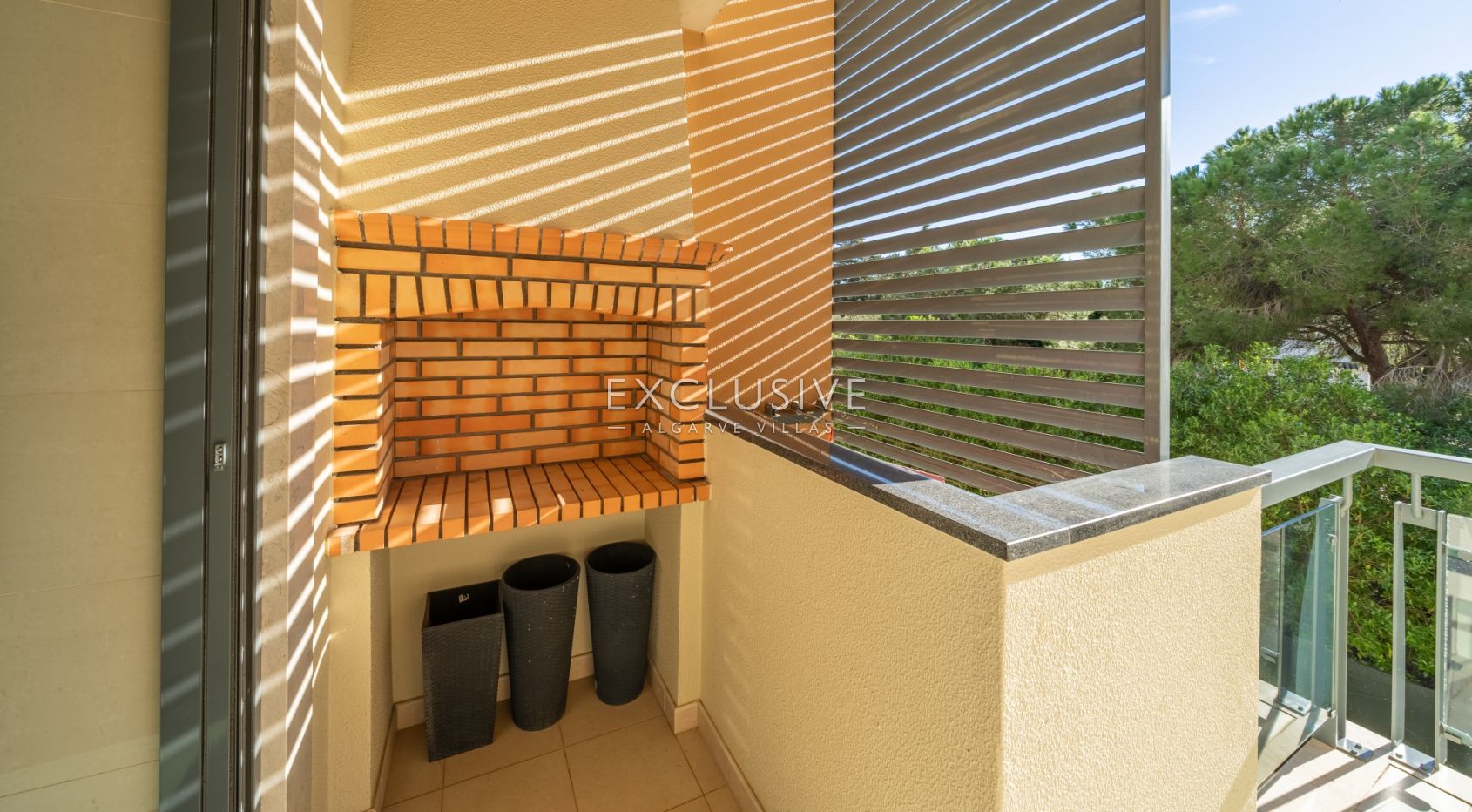 Großzügige Zwei-Zimmer-Wohnung in privater Wohnanlage in Lagos
