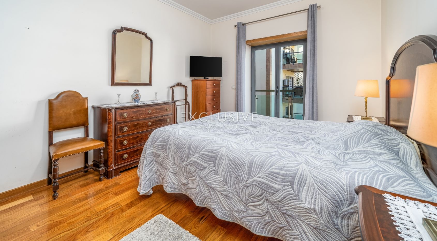 Großzügige Zwei-Zimmer-Wohnung in privater Wohnanlage in Lagos