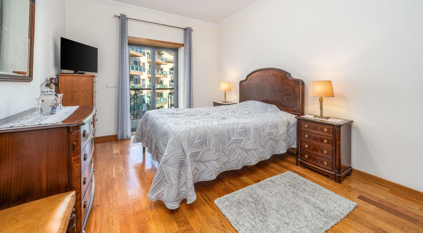 Großzügige Zwei-Zimmer-Wohnung in privater Wohnanlage in Lagos