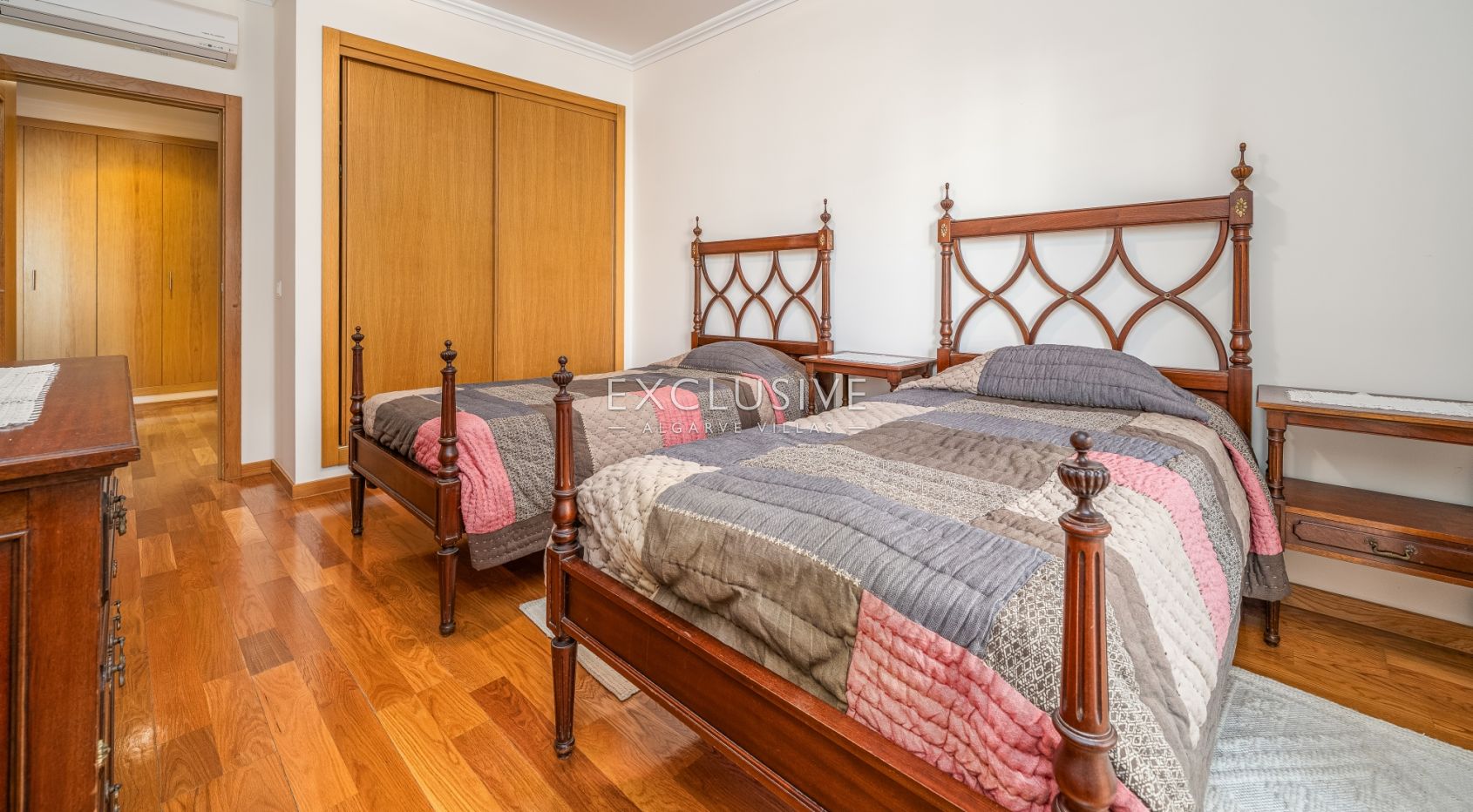 Großzügige Zwei-Zimmer-Wohnung in privater Wohnanlage in Lagos