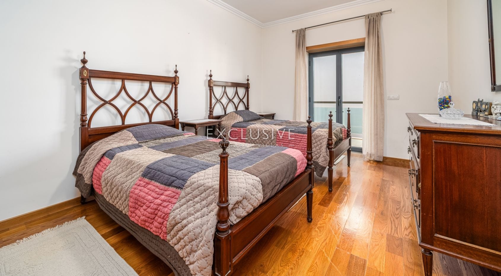 Großzügige Zwei-Zimmer-Wohnung in privater Wohnanlage in Lagos