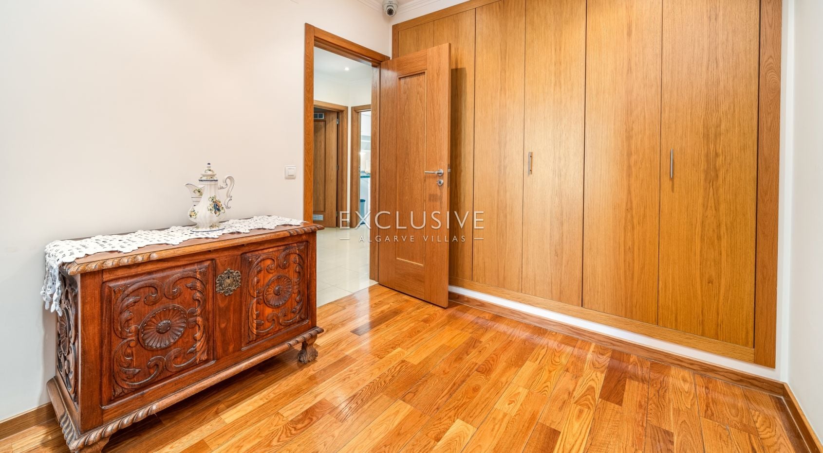 Großzügige Zwei-Zimmer-Wohnung in privater Wohnanlage in Lagos