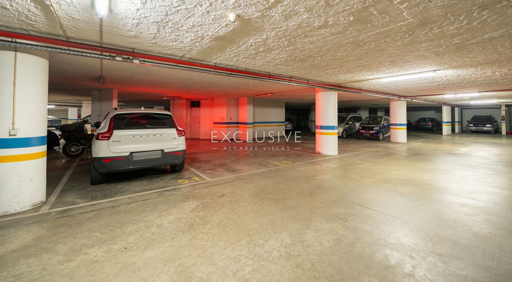 Großzügige Zwei-Zimmer-Wohnung in privater Wohnanlage in Lagos