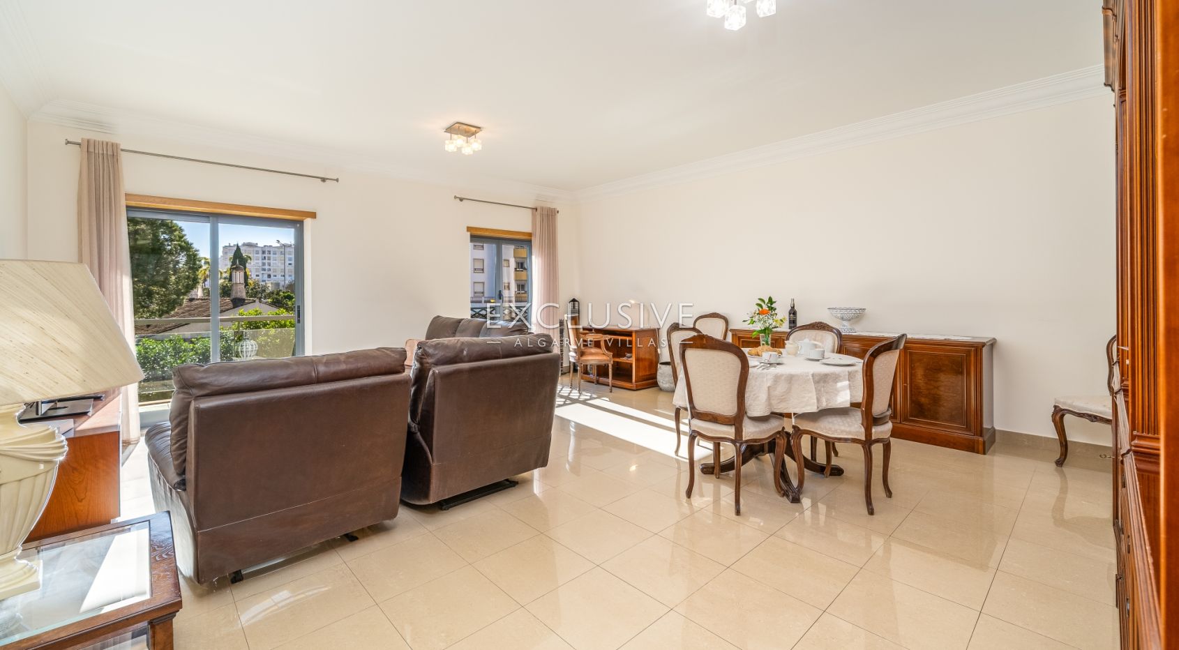 Großzügige Zwei-Zimmer-Wohnung in privater Wohnanlage in Lagos
