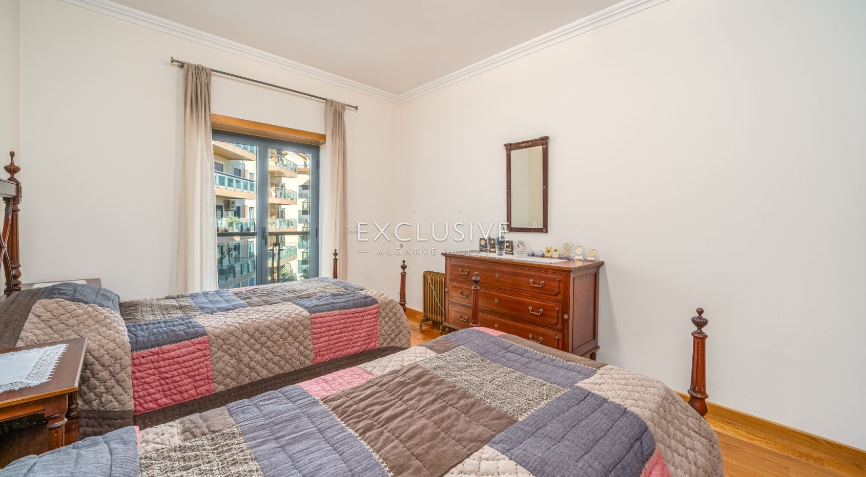 Großzügige Zwei-Zimmer-Wohnung in privater Wohnanlage in Lagos