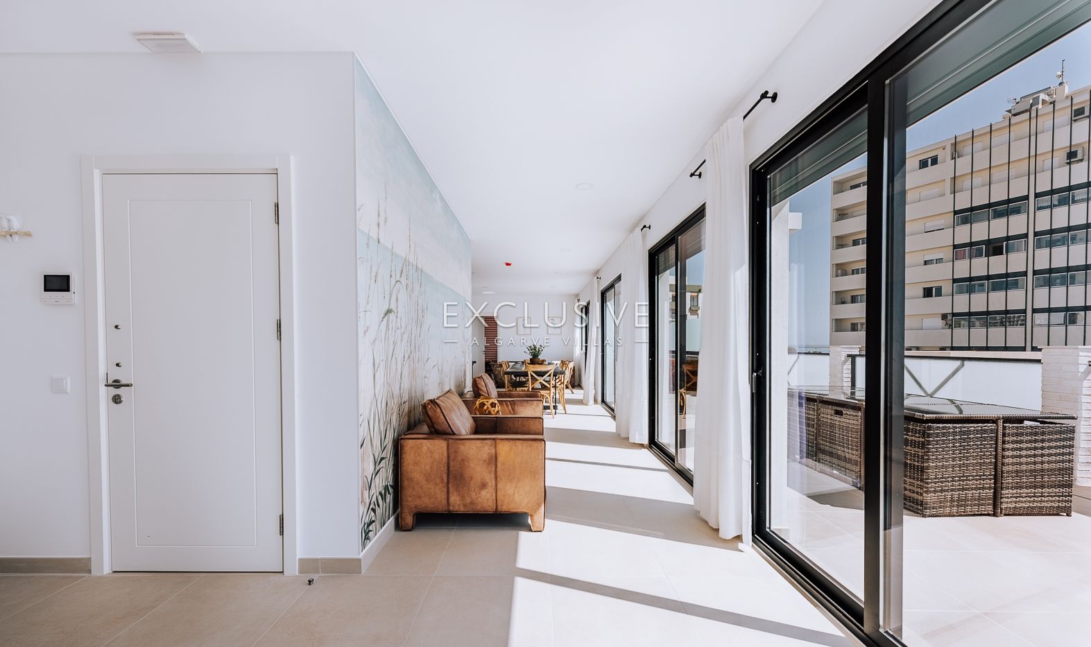Sie ein luxuriöses Penthouse mit drei Schlafzimmern, privatem Pool und Blick auf die Ria Form