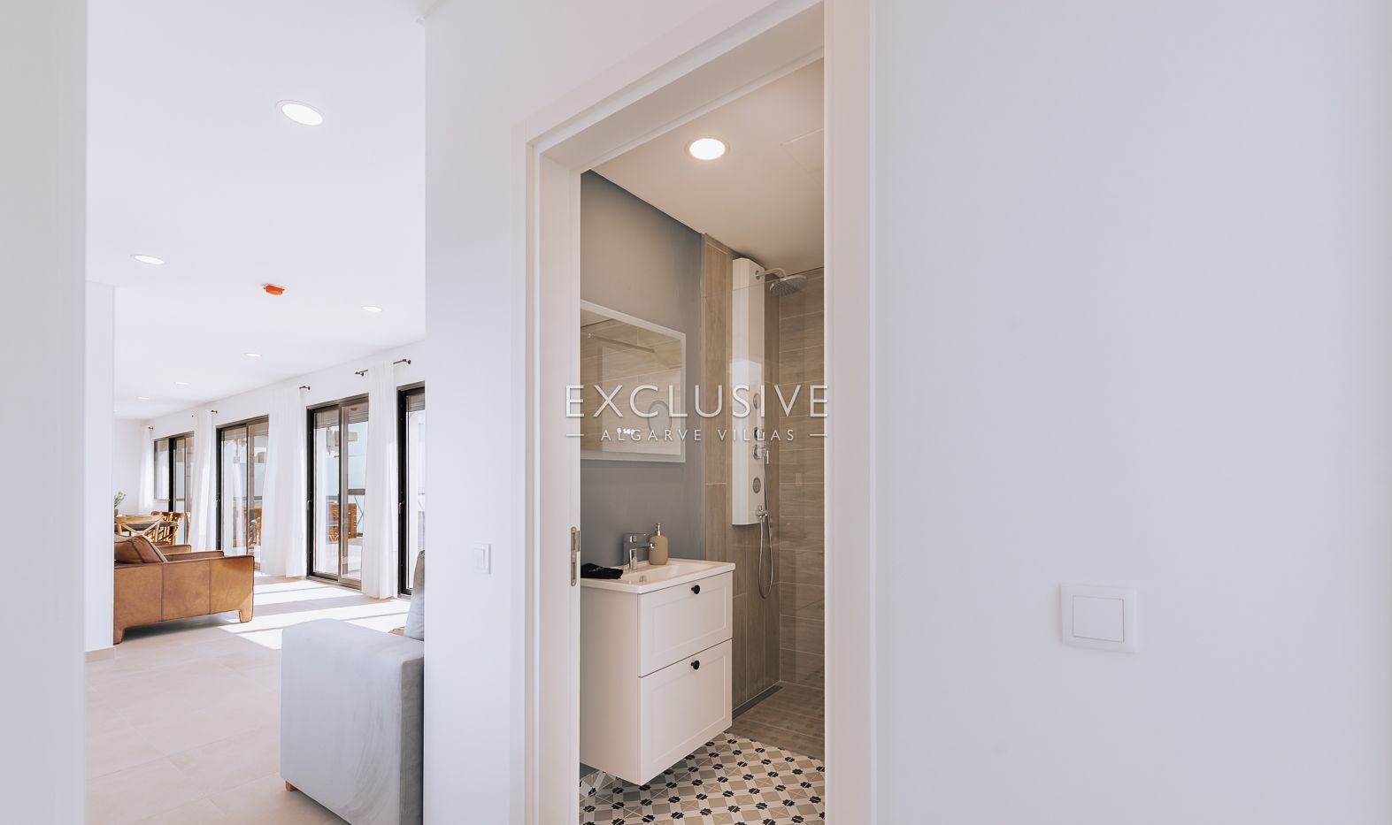 Sie ein luxuriöses Penthouse mit drei Schlafzimmern, privatem Pool und Blick auf die Ria Form
