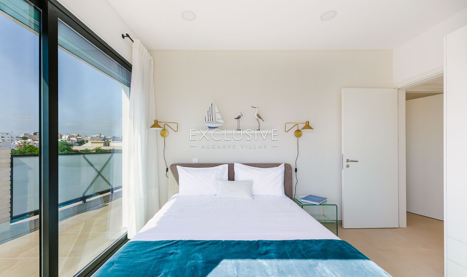 Sie ein luxuriöses Penthouse mit drei Schlafzimmern, privatem Pool und Blick auf die Ria Form
