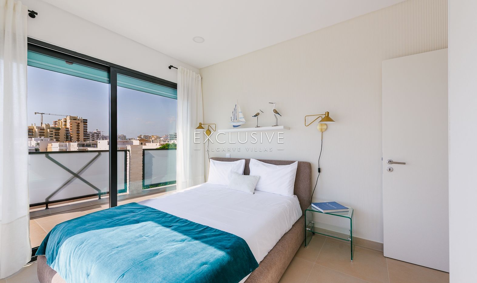 Sie ein luxuriöses Penthouse mit drei Schlafzimmern, privatem Pool und Blick auf die Ria Form
