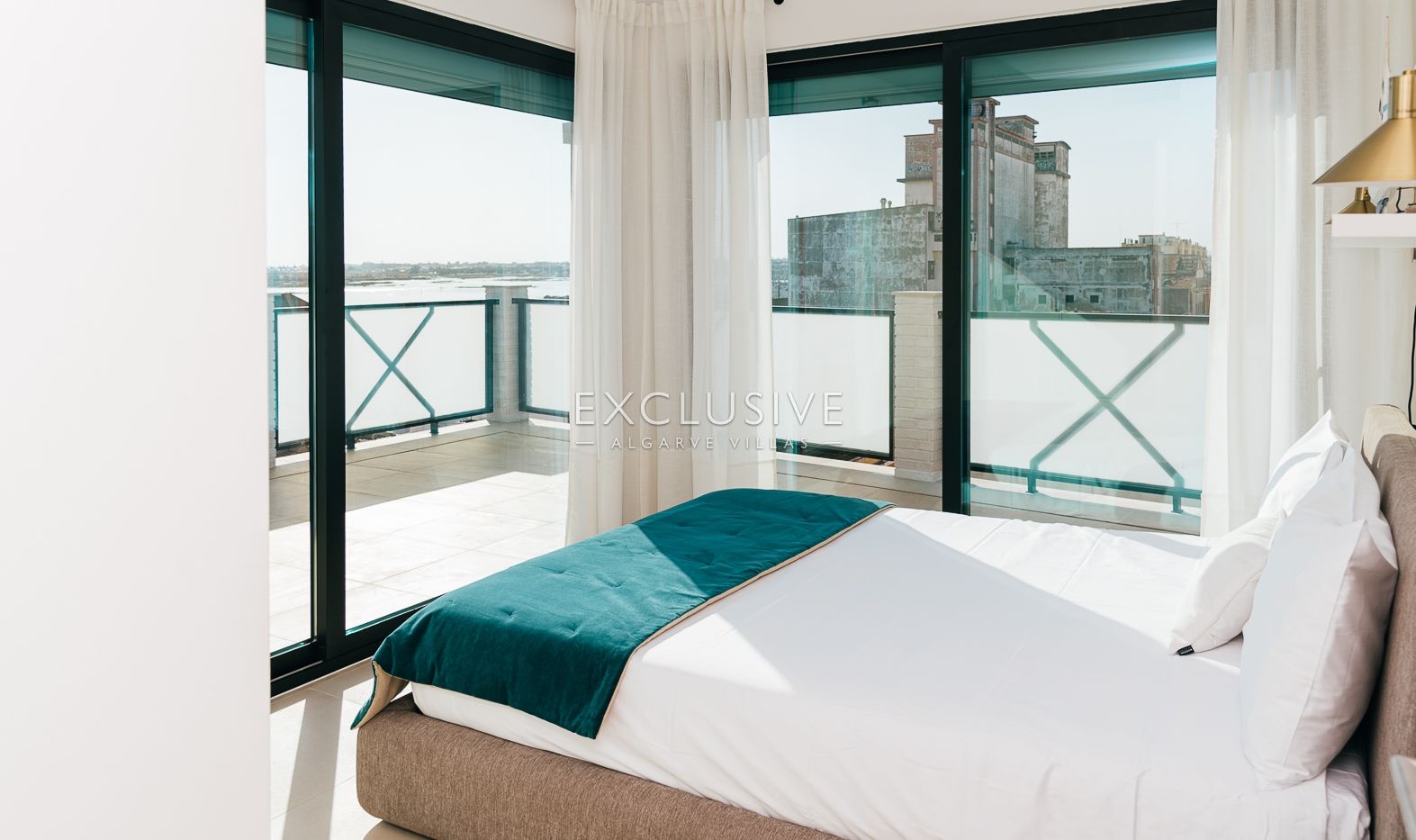 Sie ein luxuriöses Penthouse mit drei Schlafzimmern, privatem Pool und Blick auf die Ria Form