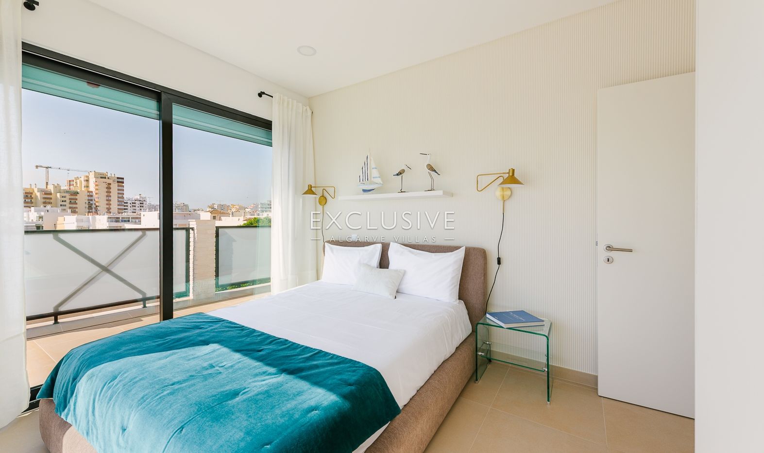 Sie ein luxuriöses Penthouse mit drei Schlafzimmern, privatem Pool und Blick auf die Ria Form