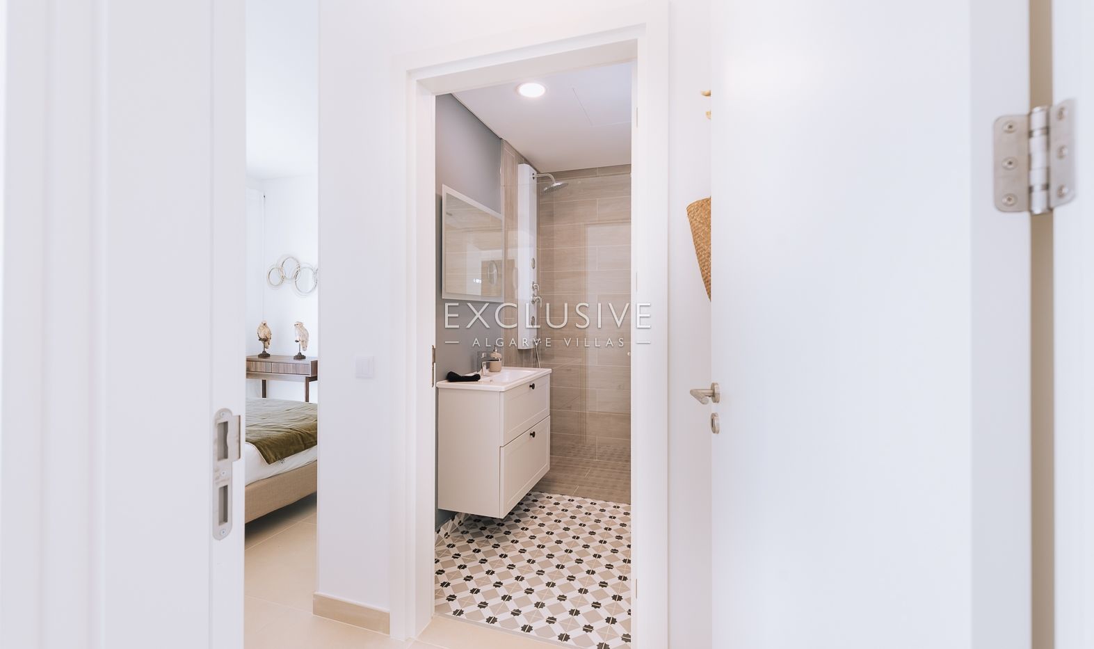 Sie ein luxuriöses Penthouse mit drei Schlafzimmern, privatem Pool und Blick auf die Ria Form