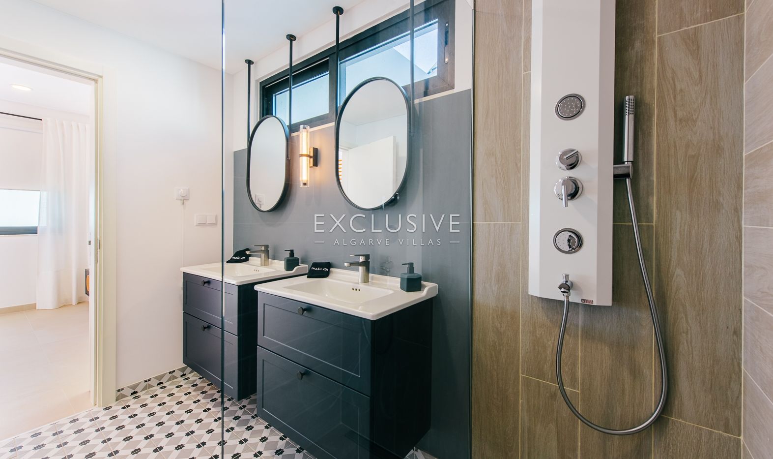 Sie ein luxuriöses Penthouse mit drei Schlafzimmern, privatem Pool und Blick auf die Ria Form