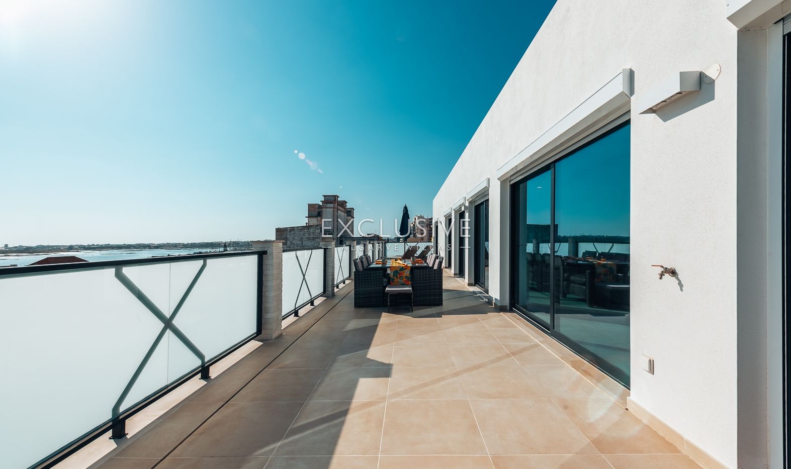 Sie ein luxuriöses Penthouse mit drei Schlafzimmern, privatem Pool und Blick auf die Ria Form