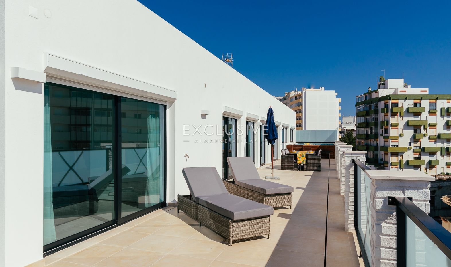 Sie ein luxuriöses Penthouse mit drei Schlafzimmern, privatem Pool und Blick auf die Ria Form