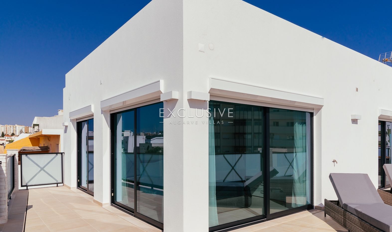 Sie ein luxuriöses Penthouse mit drei Schlafzimmern, privatem Pool und Blick auf die Ria Form