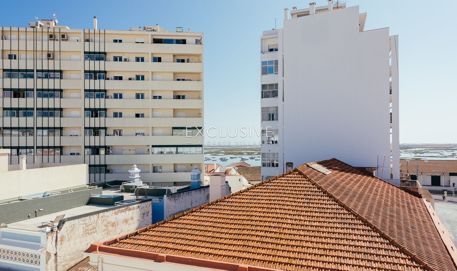Sie ein luxuriöses Penthouse mit drei Schlafzimmern, privatem Pool und Blick auf die Ria Form