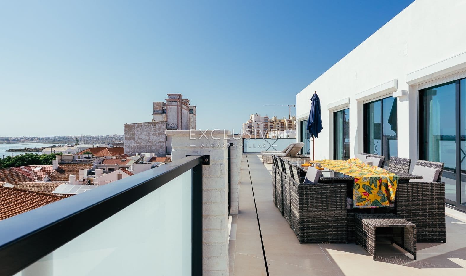 Sie ein luxuriöses Penthouse mit drei Schlafzimmern, privatem Pool und Blick auf die Ria Form-2