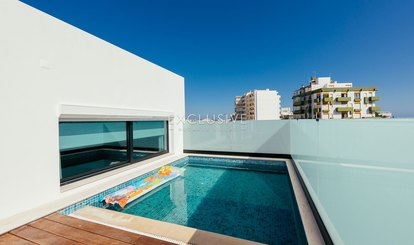 Sie ein luxuriöses Penthouse mit drei Schlafzimmern, privatem Pool und Blick auf die Ria Form