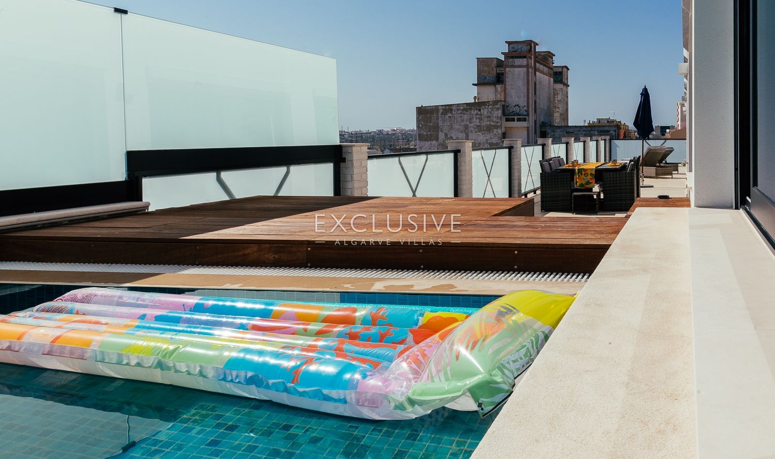 Sie ein luxuriöses Penthouse mit drei Schlafzimmern, privatem Pool und Blick auf die Ria Form