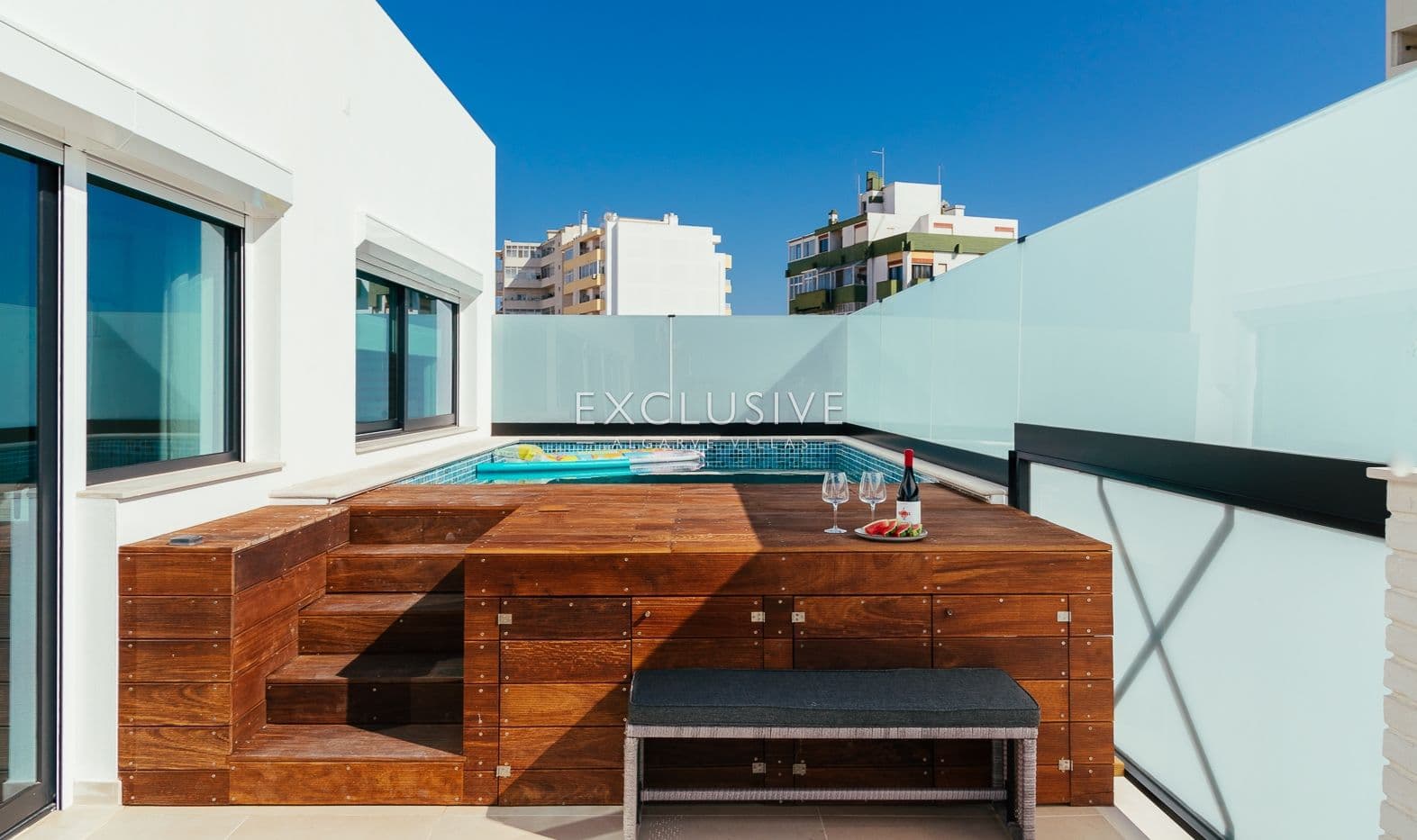 Sie ein luxuriöses Penthouse mit drei Schlafzimmern, privatem Pool und Blick auf die Ria Form-1