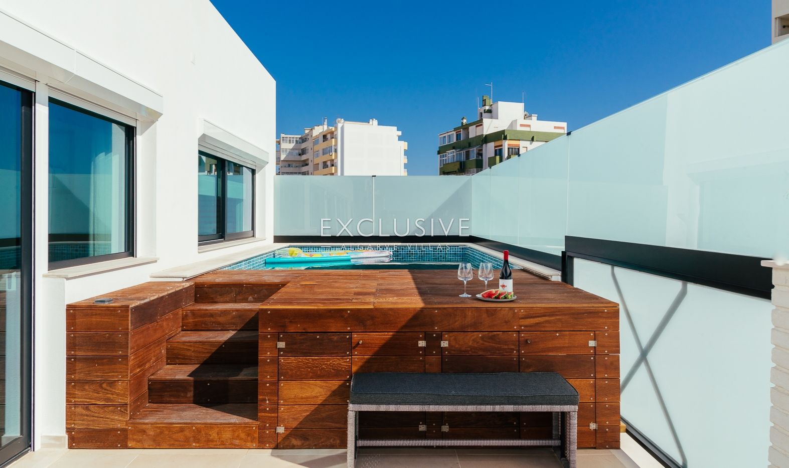 Sie ein luxuriöses Penthouse mit drei Schlafzimmern, privatem Pool und Blick auf die Ria Form