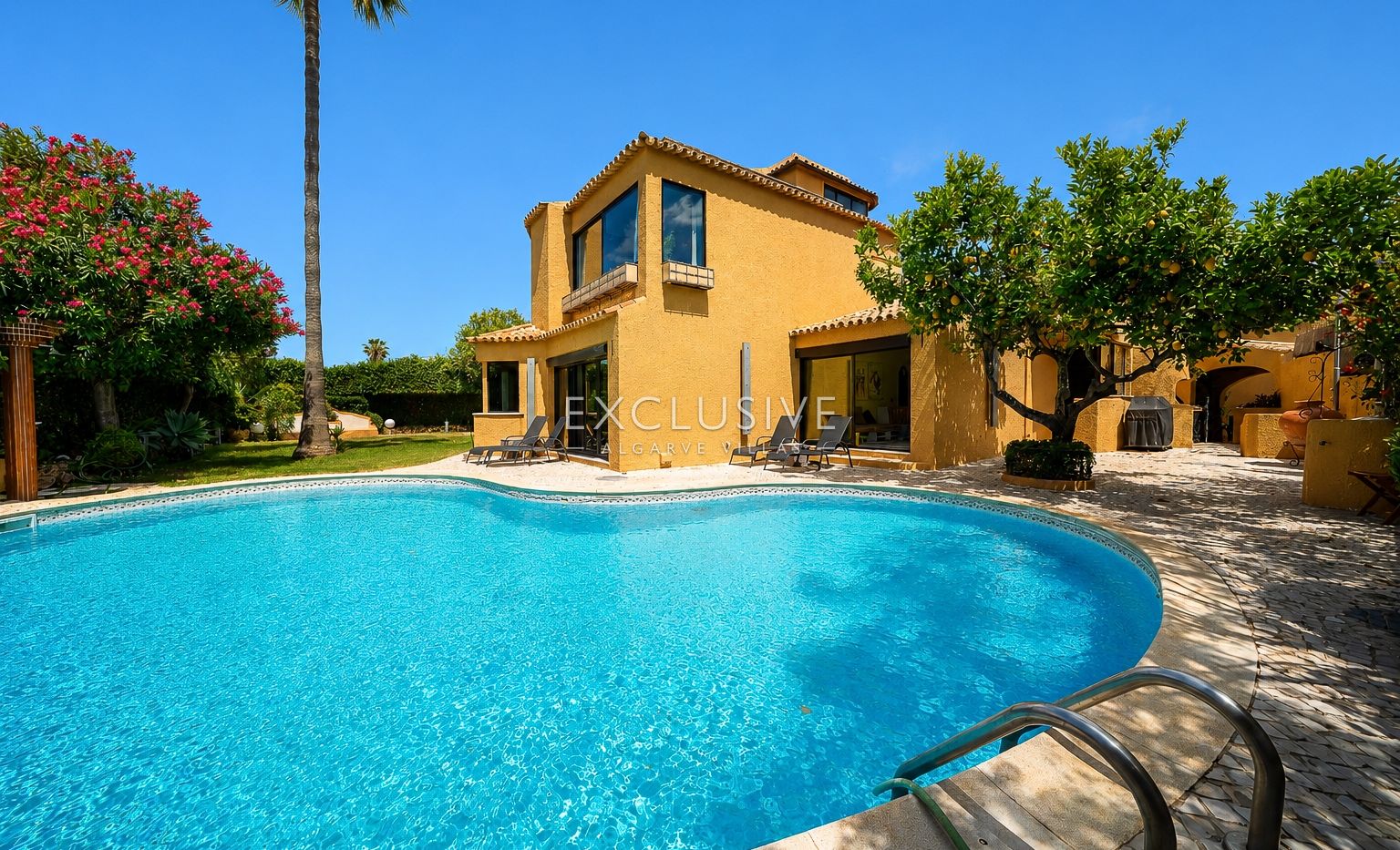 Sie eine 6+2-Schlafzimmer Residenz im Herzen der Algarve