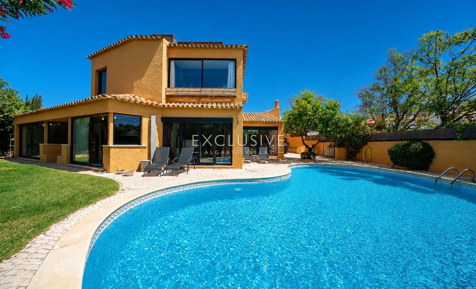 Sie eine 6+2-Schlafzimmer Residenz im Herzen der Algarve-1