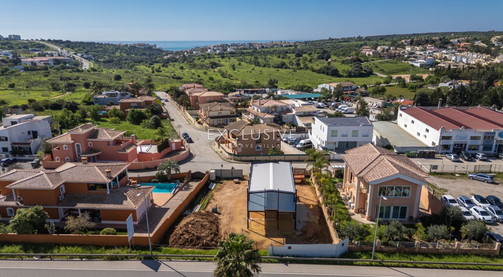 Neues modernes zweigeschossiges Geschäftsgebäude in Lagos, Westalgarve - Investitionsmöglichkeit